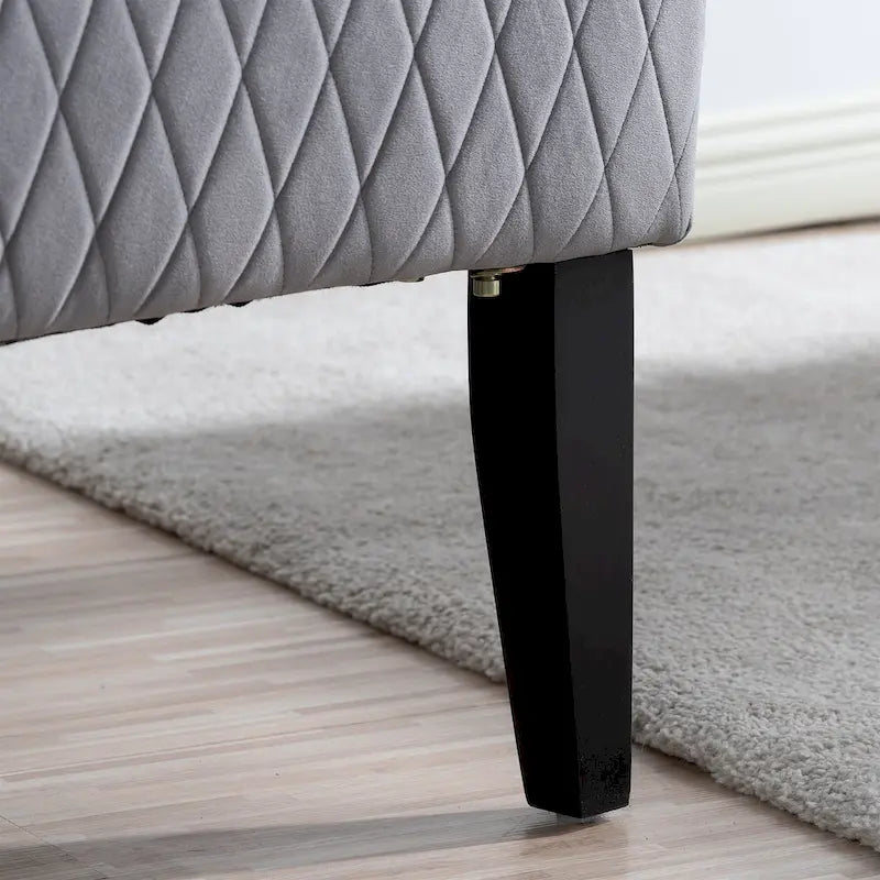 Fauteuil d'appoint en velours capitonné avec haut dossier à oreilles et pieds en bois